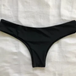Cheeky Bikini Bottom – Pitch Black Bikini Bottoms<Kulani Kinis Online